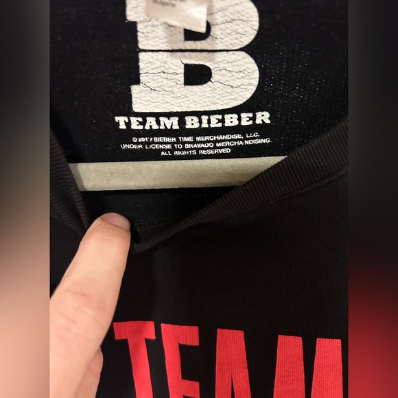 Justin Bieber Team Bieber Stadium Tour Concert Merch Crewneck Sweater Medium Top - Picture 4 of 10